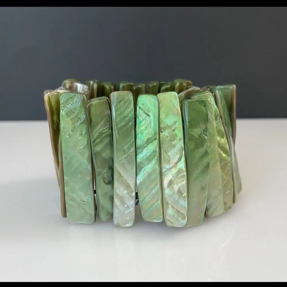 Vintage Rare Natural Shell Green Mother of Pearl Stretch Bracelet